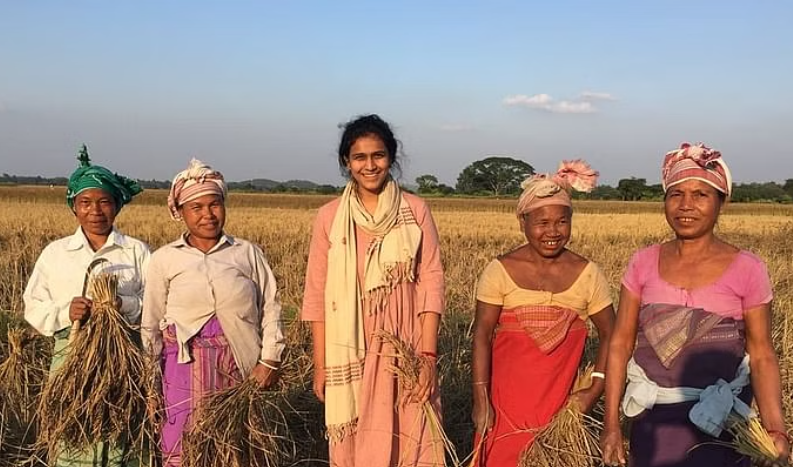 Taru Naturals Ruchi Jain with women farmers